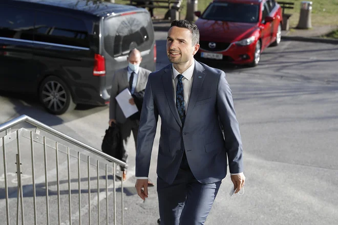 Predsednik NSi Matej Tonin želi generacijsko pomladiti desnico, posredno pa omejiti odločilni vpliv prvaka SDS Janeza Janše na desnem političnem polu. FOTO: Leon Vidic/Delo