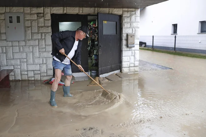 Voda je neusmiljeno drla v hiše. FOTO: Leon Vidic