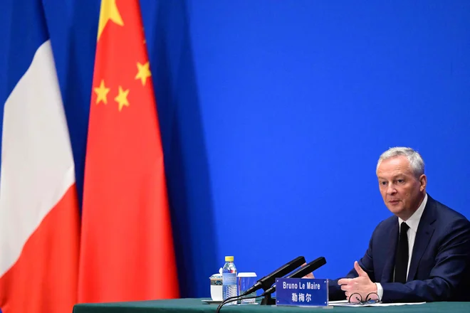 Francoski finančni minister Bruno Le Maire je na nedavnem visokem srečanju na Kitajskem državo povabil k naložbam v Franciji, hkrati pa napovedal za kitajske električne avtomobile domnevno neugoden sistem subvencij. FOTO: Pedro Pardo/AFP
