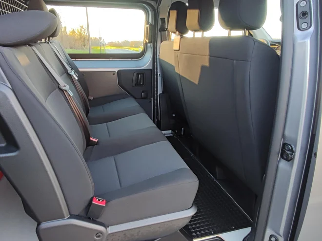 Fiat scudo crewcab omogoča prevoz voznika in petih potnikov. Trije zadaj bodo sedeli povsem spodobno, spredaj pa je malo bolj tesno predvsem za srednjega potnika. Foto Boštjan Okorn