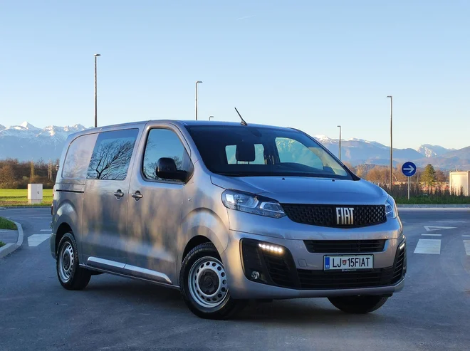 Fiat scudo crewcab je v krajši izvedbi dolg 4,96 metra, spoznali ga boste po pločevini na zadnjem delu ob strani in vratih prtljažnika.

Foto Boštjan Okorn