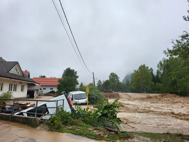 Nekatera vozila bodo po ujmi le težko še uporabna. FOTO: Karina Cunder