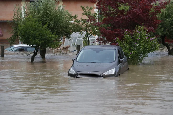 Če voda seže čez prag vozila, so težave lahko velike. FOTO: Leon Vidic