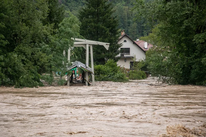 Odneslo je tudi znamenito brv med Mednim in Vikrčami. FOTO: Voranc Vogel/Delo