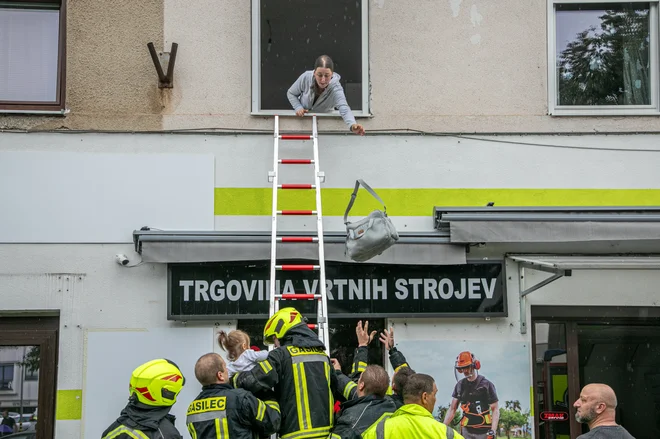 Gasilci so rešili medvoško dojenčico. FOTO: Voranc Vogel/Delo