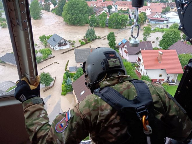 Posadka helikopterja Slovenske vojske nad poplavljeno Škofjo Loko. FOTO: Slovenska vojska