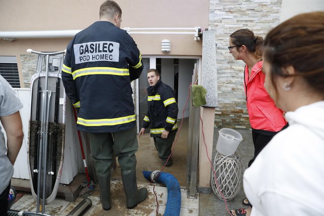 Gasilci pomagajo v Šmarci. FOTO: Leon Vidic/Delo