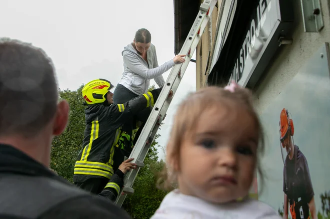 Reševanje mame in otroka. FOTO: Voranc Vogel