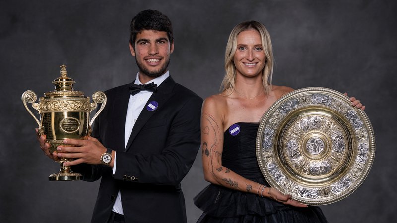 Fotografija: Letos sta bila v Wimbledonu najboljša Španec Carlos Alcaraz in Čehinja Marketa Vondroušova. FOTO: Reuters
