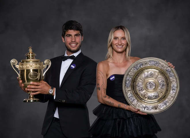 Letos sta bila v Wimbledonu najboljša Španec Carlos Alcaraz in Čehinja Marketa Vondroušova. FOTO: Reuters