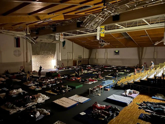 V gasilskem domu in zagorski športni dvorani so uredili prenočišča za okoli 250 ljudi, okoli 50 pa so jih namestili po zagorskih domovih. FOTO: Arhiv občine Zagorje