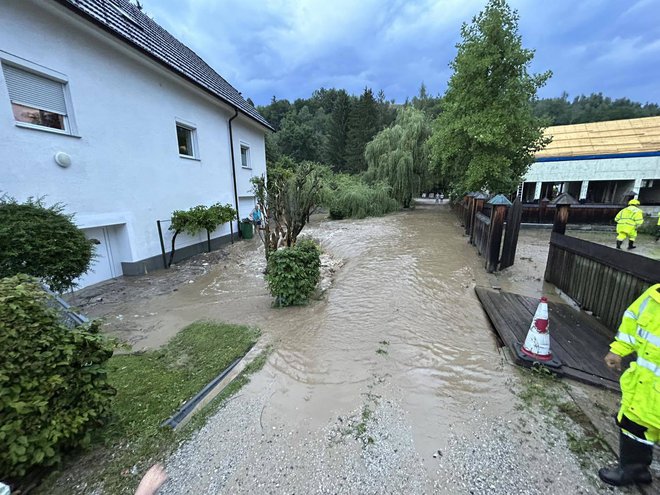 Na Poljani je izmajhnega potoka nastal hudournik in poplavil več objektov. FOTO: Gasilci Prevalje/Facebook