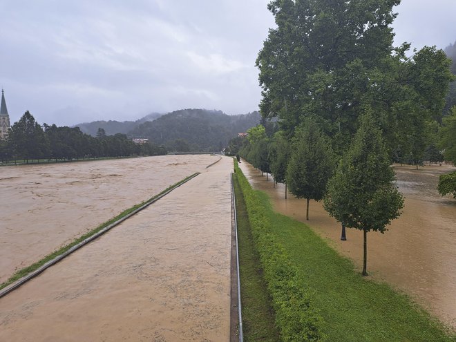 V Celju je poplavilo Medlog, del Špice, mestni park, Polule, Zagrad. Včerajšnji pogled s splavarske brvi na poplavljen mestni park (desno), Partizansko cesto (sredina) in Savinjo. FOTO: Špela Kuralt/Delo
