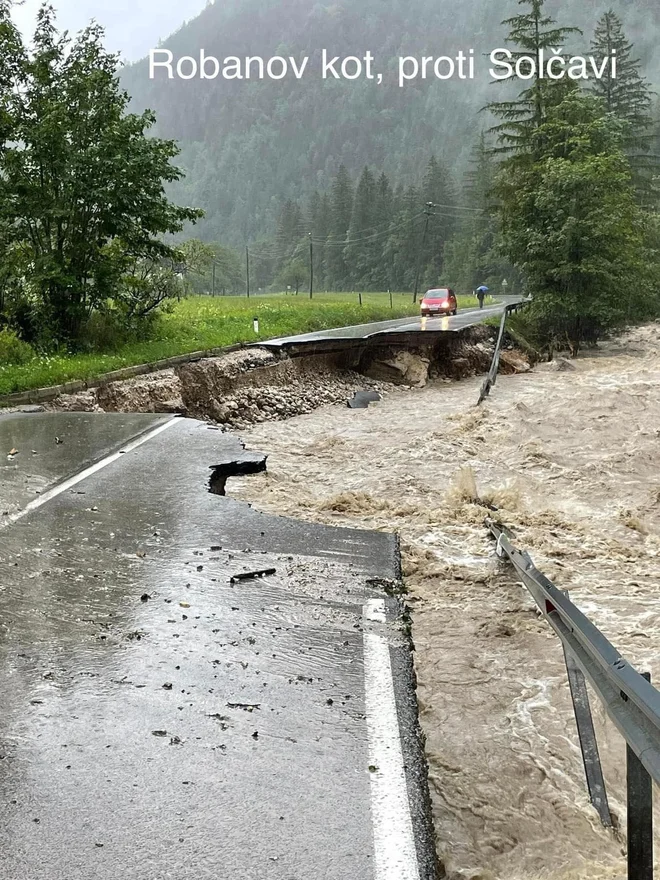 Ceste so neprevozne. FOTO: Miha Vršnik