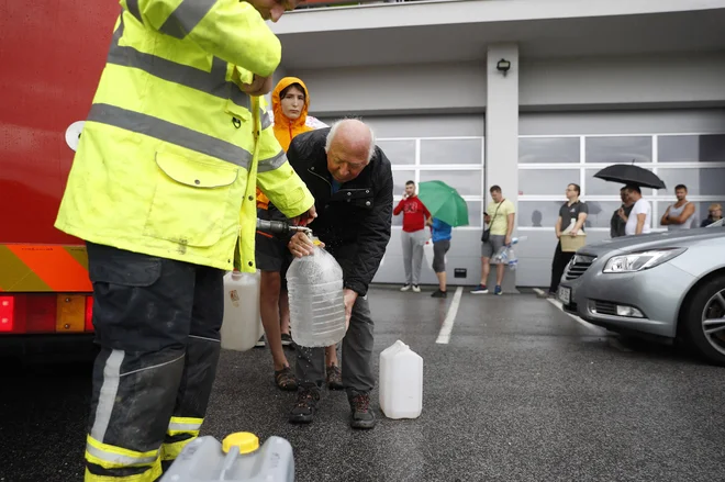 Gasilci so točili pitno vodo domačinom, ki so ostali brez nje zaradi poplav. Moste pri Komendi. FOTO: Leon Vidic/Delo