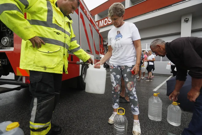 Gasilci so točili pitno vodo domačinom, ki so ostali brez nje zaradi poplav. Moste pri Komendi. FOTO: Leon Vidic/Delo