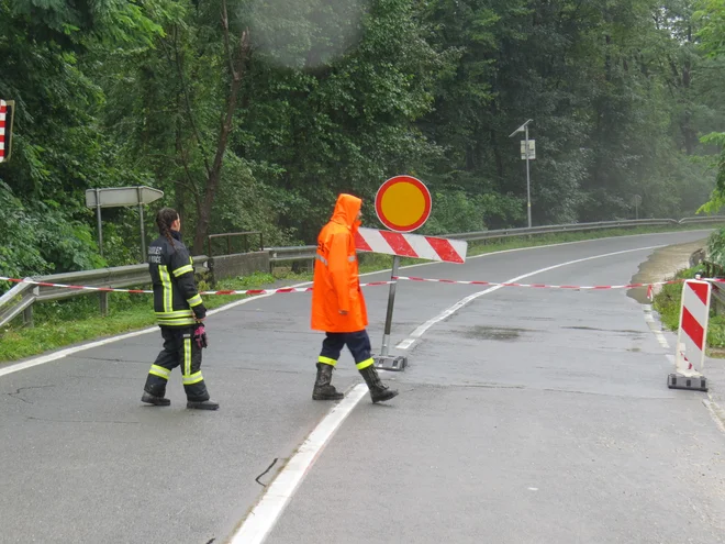 V Zgornjih Ribčah je glavna zasavska cesta še poplavljena. FOTO: Bojan Rajšek