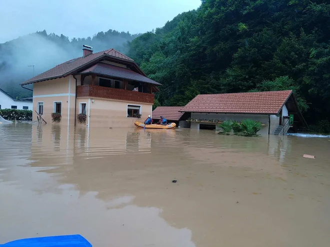 Ujete v hišah v naselju Smrekarice bodo gasilci v nedeljo poskušali rešiti. FOTO: občina Litija