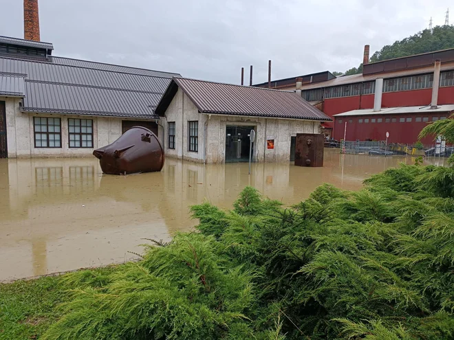 Stara železarna na Ravnah na Koroškem, prostovoljci so pomagali odstraniti blato. FOTO:  Koroški Pokrajinski Muzej