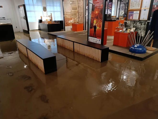 Stara železarna na Ravnah na Koroškem. Blato na srečo ne sega zelo visoko. FOTO:  Koroški Pokrajinski Muzej