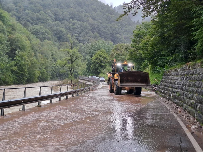 Državna cesta Spodnja Idrija-Želin je bila do sobotnega popoldneva zaprta. FOTO: Anja Intihar/Delo