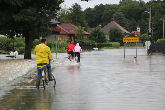 Visoka Mura ogroža več vasi. FOTO: Jože Pojbič/Delo