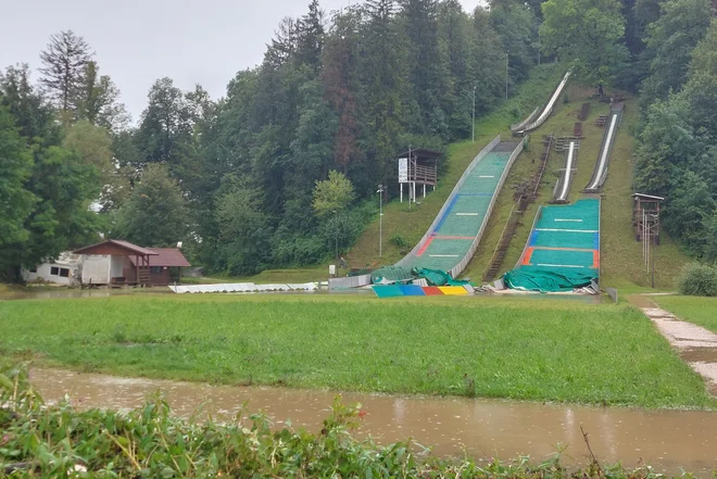 Plastično doskočišče je uničeno, klubski zabojnik je razdejan. FOTO: Ali Žerdin

 