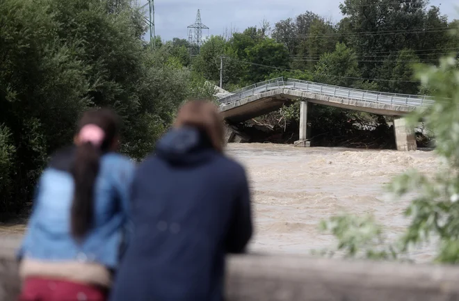 Poškodovan most čez Kamniško Bistrico v Beričevem. FOTO: Blaž Samec