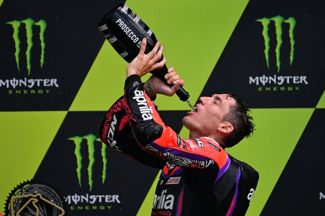 Aleix Espargaro si je dal duška na odru. FOTO: Ben Stansall/AFP