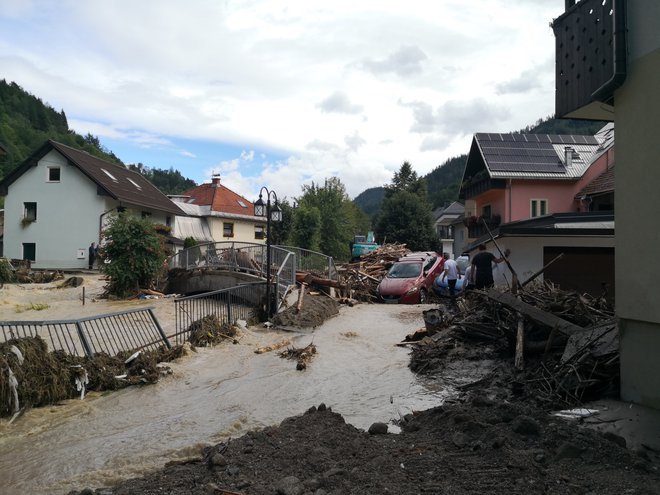 Razdejanje, ki so ga za seboj pustile poplave v Črni na Koroškem, kamor so se ekipe reševalcev po tleh uspele prebiti šele danes. FOTO: Novica Mihajlović/Delo