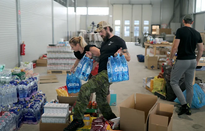 Humanitarne organizacije so odprle zbirne centre za pomoč ljudem na prizadetih območjih. FOTO: Blaž Samec