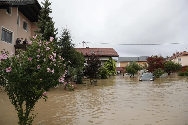 Podalpski potočki so se spremenili v pobesnele hudournike in veletoke. FOTO: Leon Vidic/Delo

 