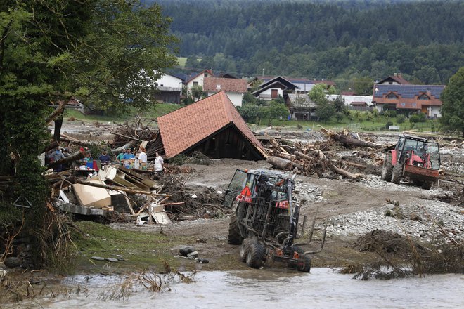 Opustošenje, ki so ga poplave povzročile v Radmirju. Foto Leon Vidic/delo Delo