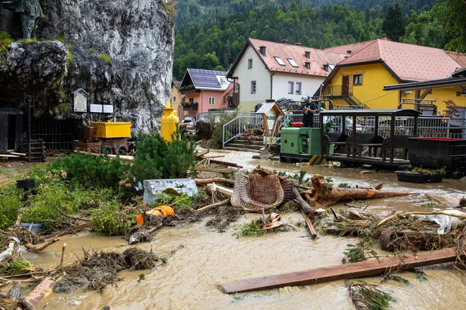 Razdejanje, ki ga je v Črni za seboj pustila voda. FOTO: Voranc Vogel/Delo