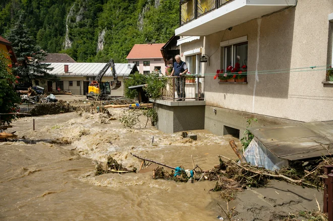 Dokler voda dere, lahko ljudje zgolj nemočno gledajo in čakajo, da se narava umiri. FOTO: Voranc Vogel/Delo