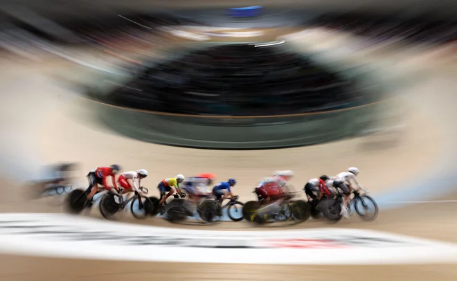 Kolesarji tekmujejo na elitni izločilni dirki na velodromu Sir Chris Hoy med kolesarskim svetovnim prvenstvom UCI v Glasgowu na Škotskem. Foto: Adrian Dennis/Afp