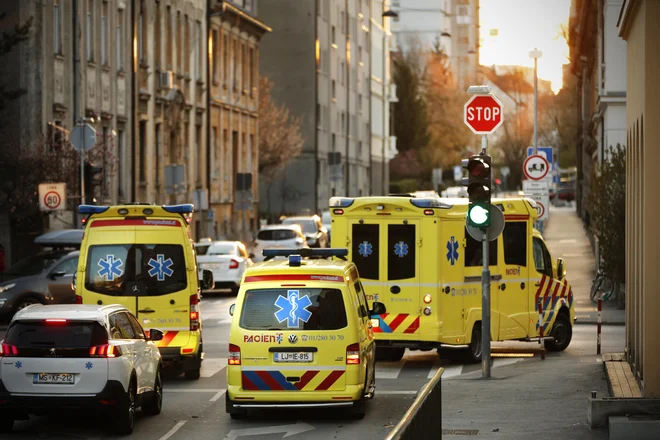 V prihodnjih dneh, ko bodo ceste z najbolj ogroženih območij spet prevozne, pričakujejo dodatno gnečo na urgencah in v bolnišnicah. FOTO: Jure Eržen/Delo