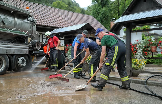 Narasla reka je zalila tudi restavracijo Pograjski dom. FOTO: Blaž Samec/Delo