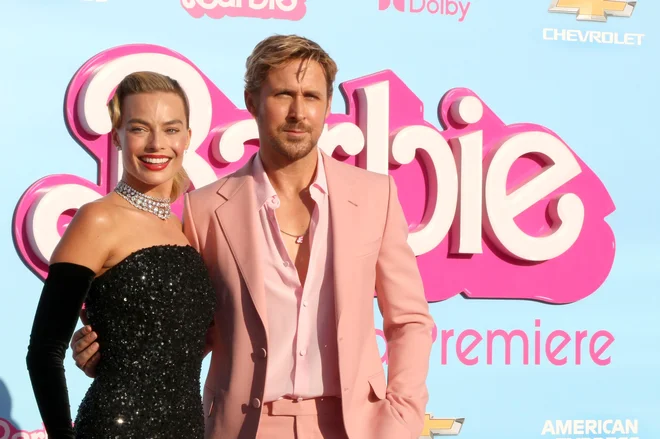 Hollywoodska ljubljenca Margot Robbie in Ryan Gosling upodabljata nepozabni igrački barbiko in kena. FOTO: Shutterstock 