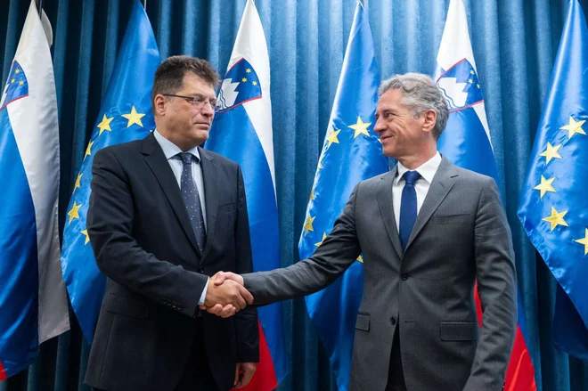 V nasprotju z lanskimi požari je v letošnjih poplavah precej boljša komunikacija med predsednikom vlade Golobom in evropskim komisarjem za krizno upravljanje Janezom Lenarčičem. FOTO:  Boštjan Podlogar/STA