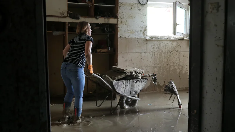 Ljudje bodo za sanacijo domov potrebovali veliko denarja, a pri prejemu pomoči od humanitarnih organizacij, svojcev in sodelavcev, velja pozornost nameniti davčni zakonodaji ter zakonodaji s področja pravic iz javnih sredstev. FOTO: Blaž Samec/Delo