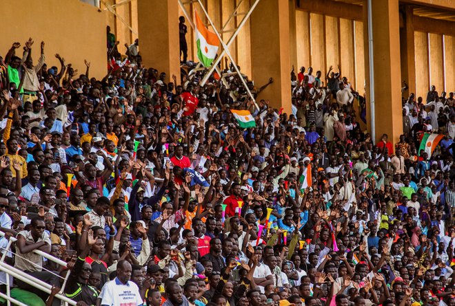 Podporniki puča med nedeljskim shodom na stadionu v Niameyju. FOTO: FOTO: REUTERS/Mahamadou Hamidou