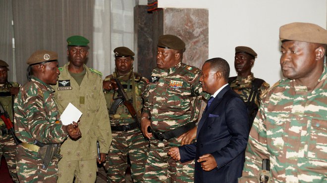 Vodja vojaške hunte general Abdourahmane Tchiani, ki se je pred dvema tednoma samooklical za novega voditelja Nigra. FOTO: REUTERS/Balima Boureima