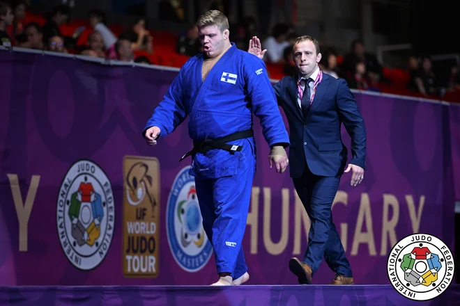Nekdanji vrhunski slovenski judoist Rok Drakšič kot selektor odlično vodi Finca Marttija Puumalainena. FOTO: Tamara Kulumbegashvili/IJF