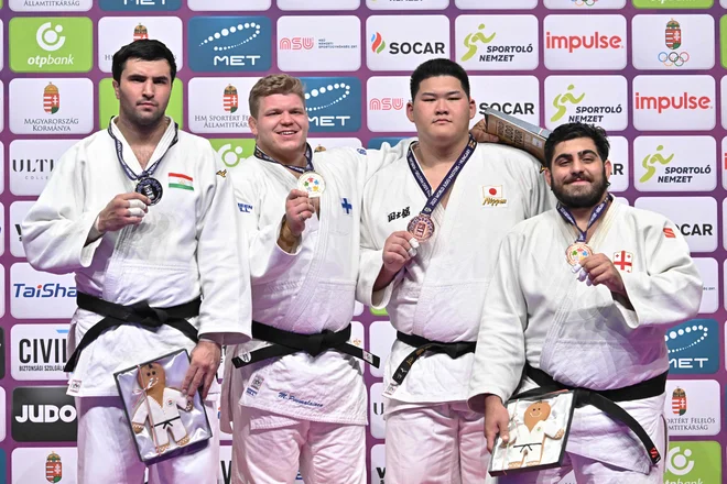Finski težkokategornik Martti Puumalainen (na fotografiji drugi z leve) je na mastersu v Budimpešti premagal tudi št. 1 in 2 s svetovne lestvice, Tadžikistanca Temurja Rahimova in Japonca Tacuruja Saita. FOTO: Attila Kisbenedek/AFP