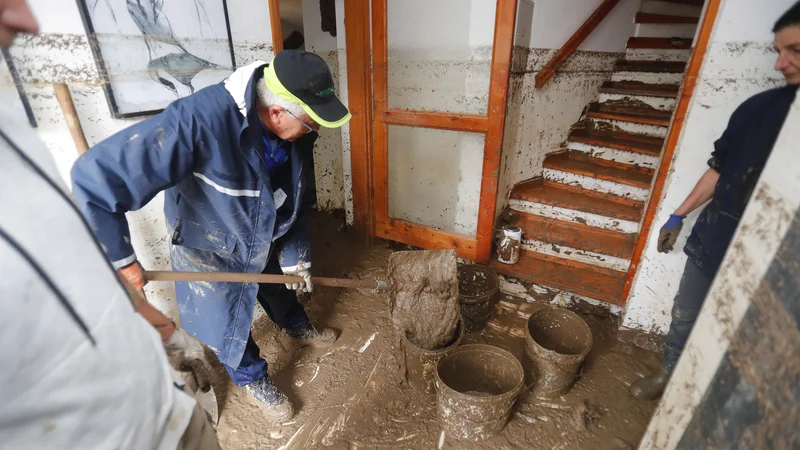 Ljudje, ki imajo plačan nadstandardni paket, ki zajema tudi poplavo, si lahko obetajo do največ 15 tisoč evrov. Taki, ki imajo premoženje zavarovano na dejansko vrednost, bodo sicer lahko dobili več, a so taki primeri izjemno redki. Na fotografiji posledice poplav na Ljubnem ob Savinji. FOTO: Leon Vidic/Delo