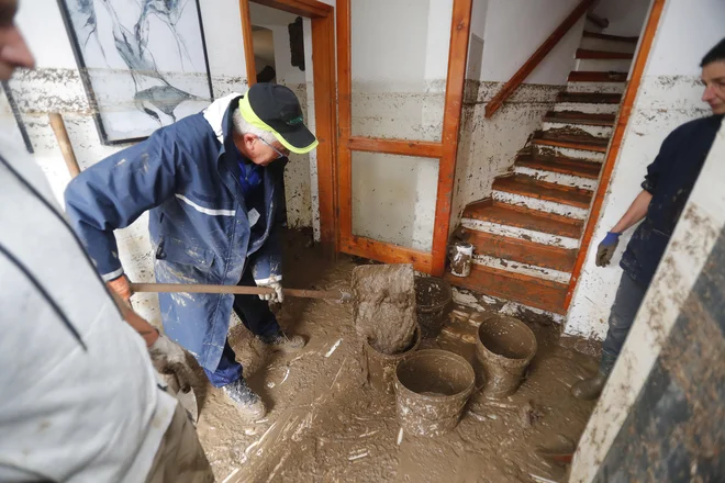 Ljudje, ki imajo plačan nadstandardni paket, ki zajema tudi poplavo, si lahko obetajo do največ 15 tisoč evrov. Taki, ki imajo premoženje zavarovano na dejansko vrednost, bodo sicer lahko dobili več, a so taki primeri izjemno redki. Na fotografiji posledice poplav na Ljubnem ob Savinji. FOTO: Leon Vidic/Delo