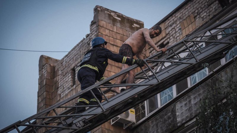 Fotografija: V ruskem raketnem napadu na mesto Pokrovsk na vzhodu Ukrajine, v katerem je bila med drugim poškodovana stanovanjska stavba, je bilo v ponedeljek ubitih najmanj sedem ljudi, 67 je bilo ranjenih. FOTO: AFP