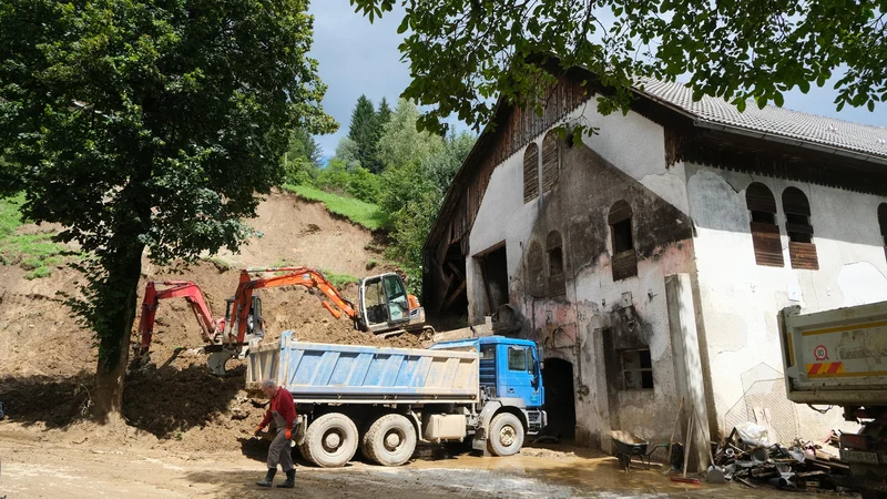 Odpravljanje posledic plazu se je nadaljevalo tudi včeraj. FOTO: Špela Ankele/Slovenske novice