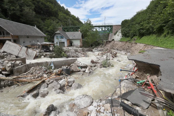 Sanacija škode na prometni infrastrukturi bo zelo dolgotrajna. FOTO:  Dejan Javornik